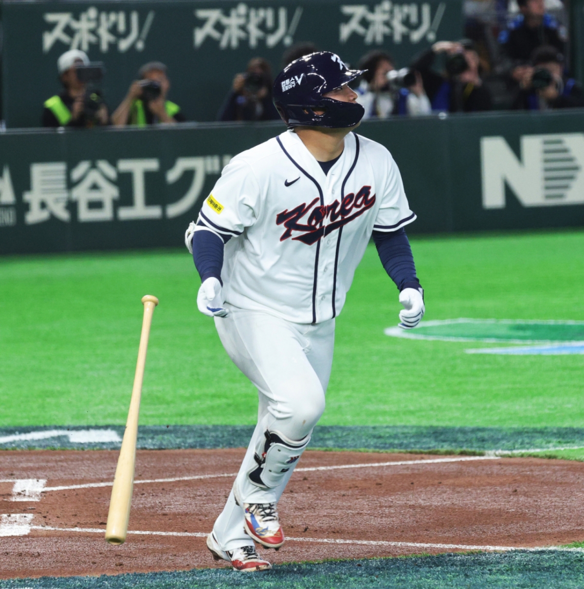 야구 대표팀 문보경이 5일 도쿄돔에서 열린 2026 WBC 도쿄POOL 개막 두번째 경기 한국과 체코 경기 1회말에 만루포를 날리고 타구를 바라보고 있다. /사진=강영조 선임기자