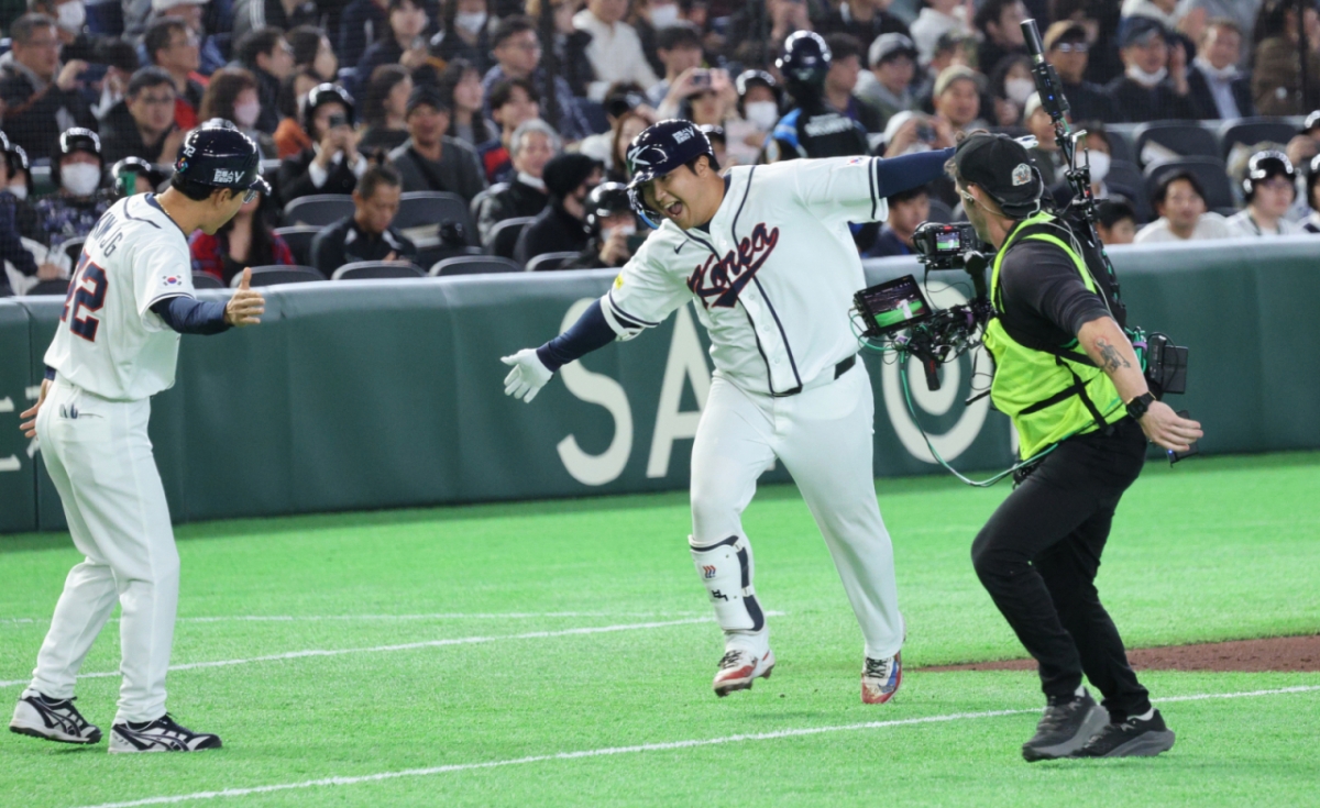 야구 대표팀 문보경이 5일 도쿄돔에서 열린 2026 WBC 도쿄POOL 개막 두번째 경기 한국과 체코 경기 1회말 만루홈런을 날린 뒤 비행기 세리머니를 하며 3루를 통과하고 있다. /사진=강영조 선임기자