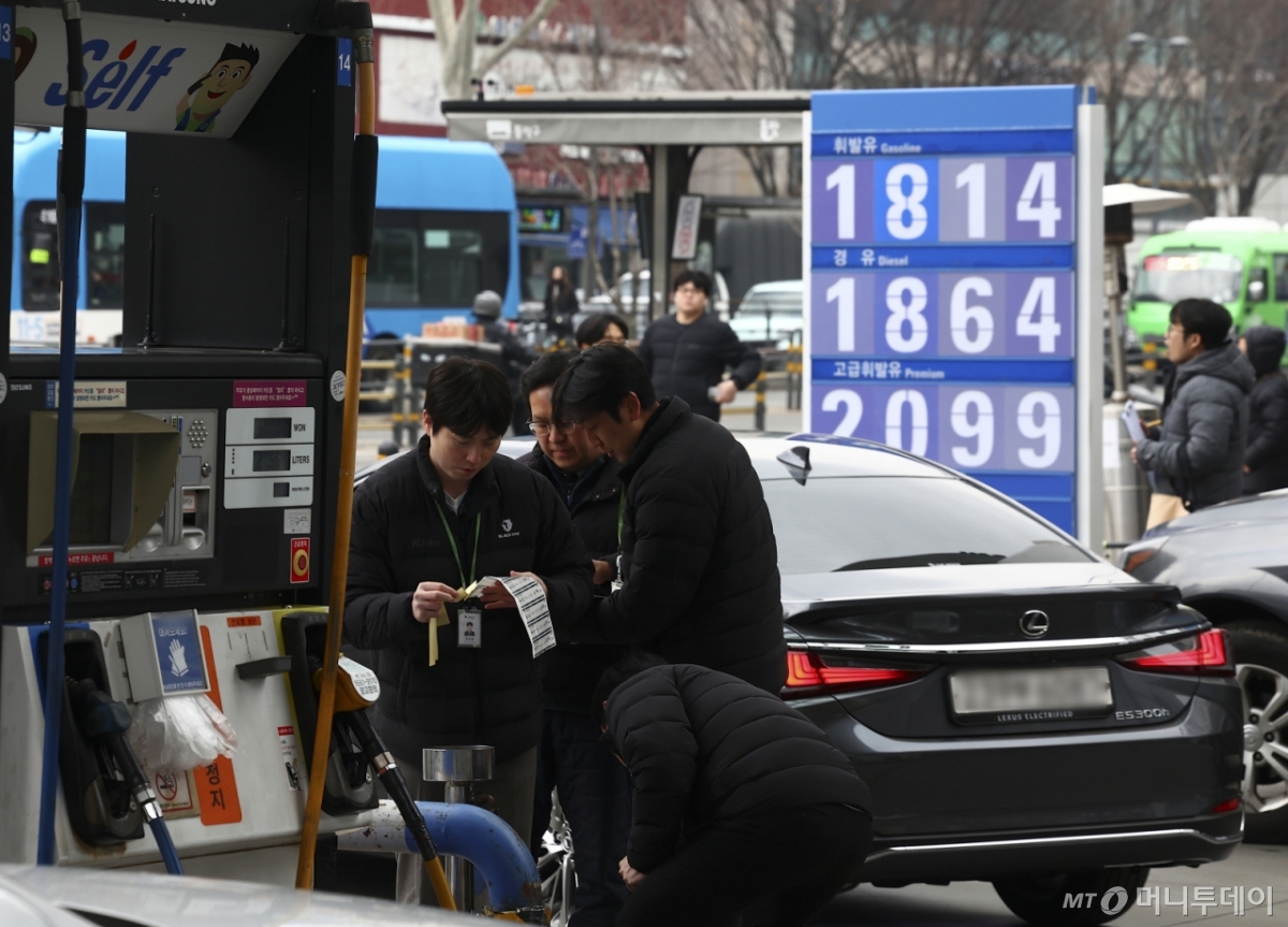 [서울=뉴시스] 김근수 기자 = 6일 서울 시내의 한 주유소에서 한국석유관리원 직원들과 지자체 환경과 공무원들이 휘발유와 경유 정량 점검과 가격표 점검을 하고 있다. 2026.03.06. ks@newsis.com /사진=김근수