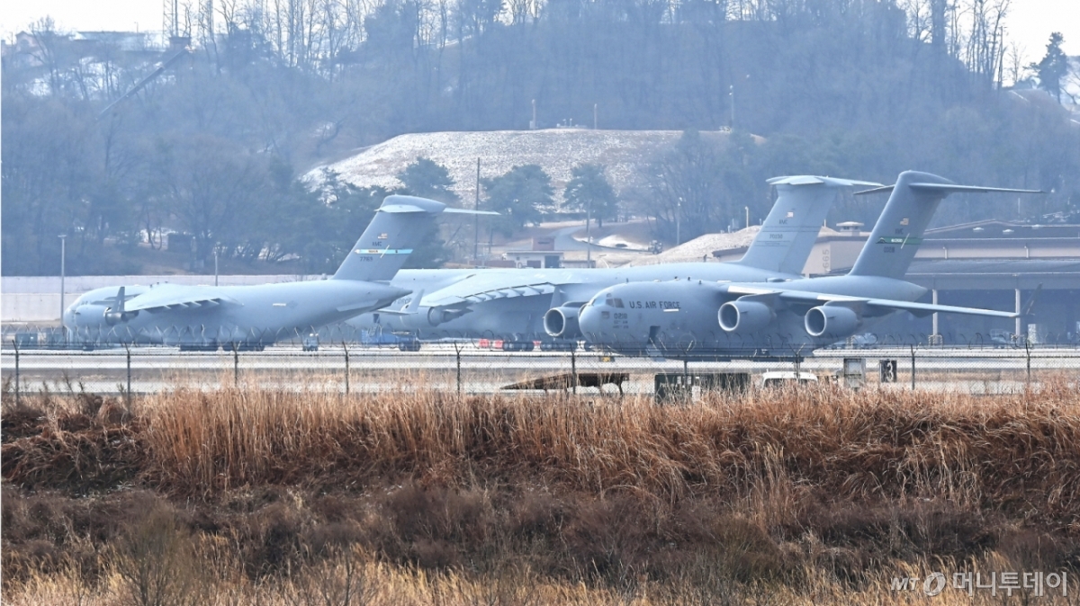 [평택=뉴시스] 김종택 기자 = 6일 경기 평택시 주한미군 오산공군기지에 C-5 와 C-17 등 대형 미군 수송기가 계류되어 있다. 2026.03.06. jtk@newsis.com /사진=김종택