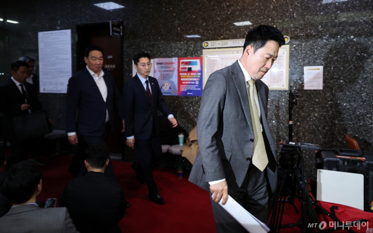 [서울=뉴시스] 김금보 기자 = 장동혁 국민의힘 대표가 4일 오후 서울 여의도 국회에서 국민의힘 소장파 모임 '대안과 미래' 간사인 이성권 의원과의 면담을 마친 뒤 이동하고 있다. 2026.03.04. kgb@newsis.com /사진=김금보