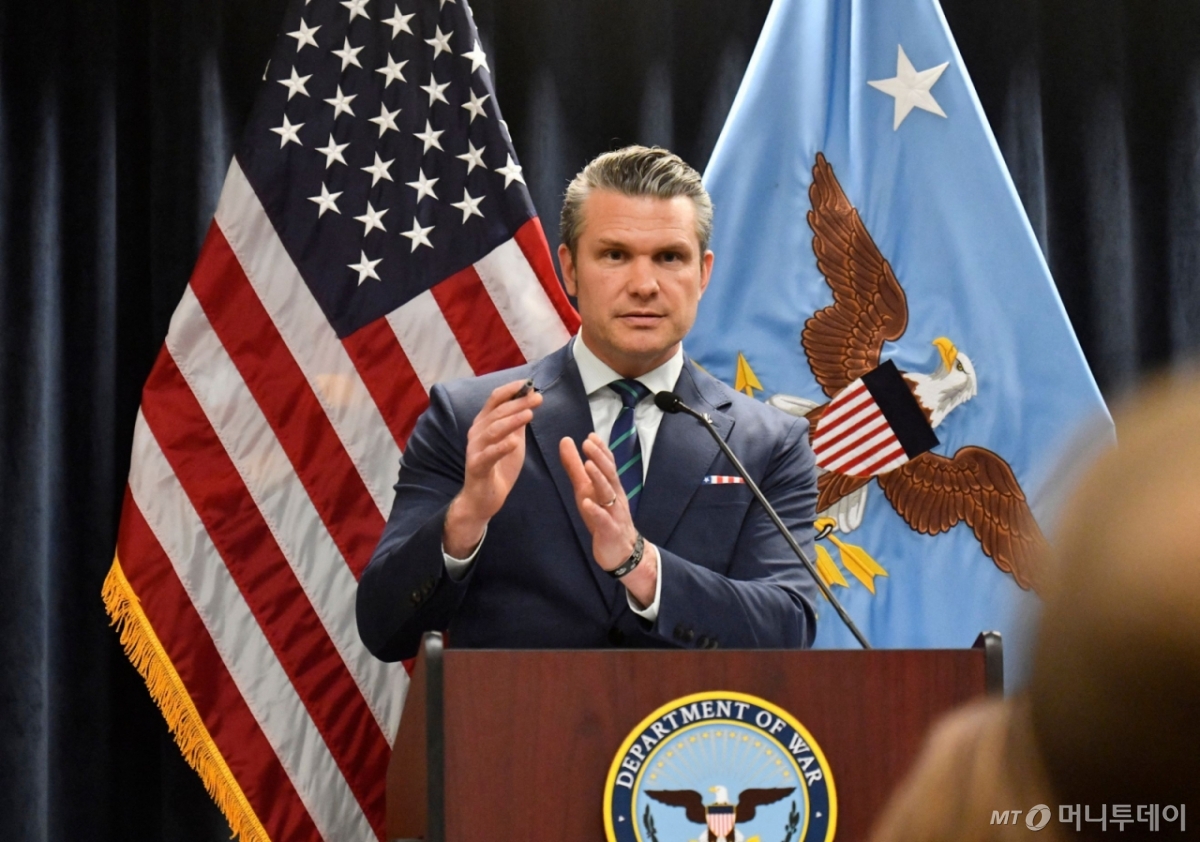 (탬파 AFP=뉴스1) 류정민 특파원 = 피트 헤그세스 미국 국방장관이 5일(현지시간) 플로리다주 탬파 소재 맥딜 공군기지에서 대(對)이란 군사작전 진행 상황에 대해 밝히고 있다. 2026.03.05.  ⓒ AFP=뉴스1  Copyright © 뉴스1. All rights reserved. 무단 전재 및 재배포,  AI학습 이용 금지. /사진=(탬파 AFP=뉴스1) 류정민 특파원