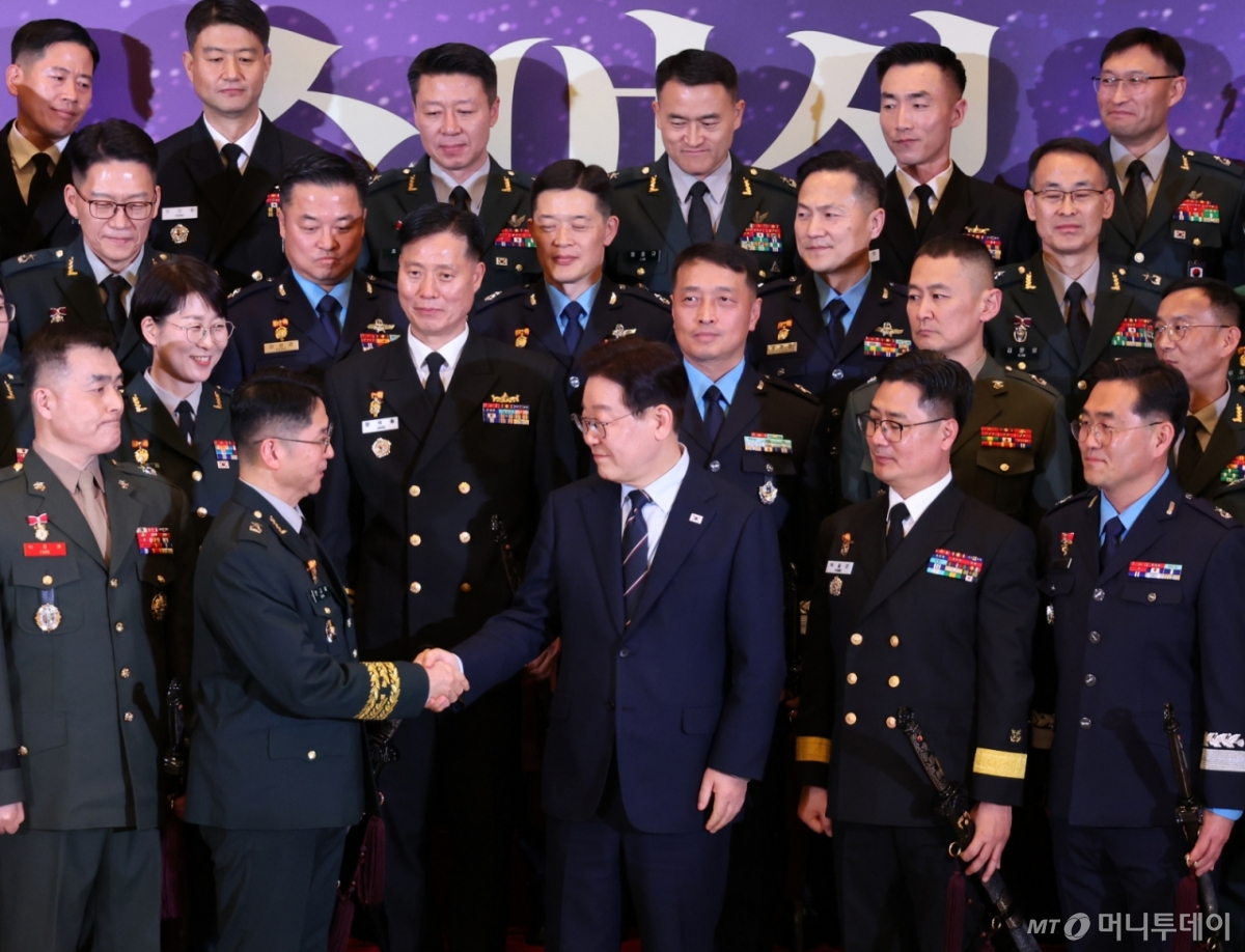 (서울=뉴스1) 허경 기자 = 이재명 대통령이 6일 청와대 영빈관에서 열린 2026년 준장 진급 장성 삼정검 수여식에서 진급자와 악수를 하고 있다. 2026.3.6/뉴스1  Copyright © 뉴스1. All rights reserved. 무단 전재 및 재배포,  AI학습 이용 금지. /사진=(서울=뉴스1) 허경 기자