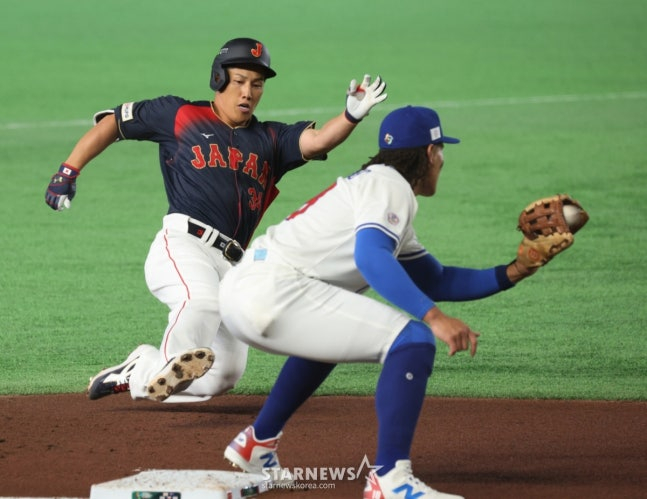 3루로 향하는 요시다(왼쪽). /사진=강영조 선임기자