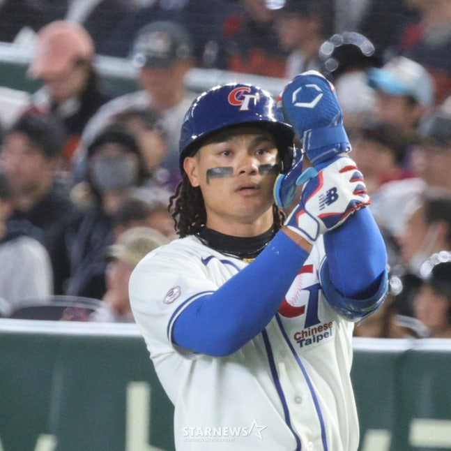 6회 대만의 첫 안타를 친 장위청. /사진=강영조 선임기자