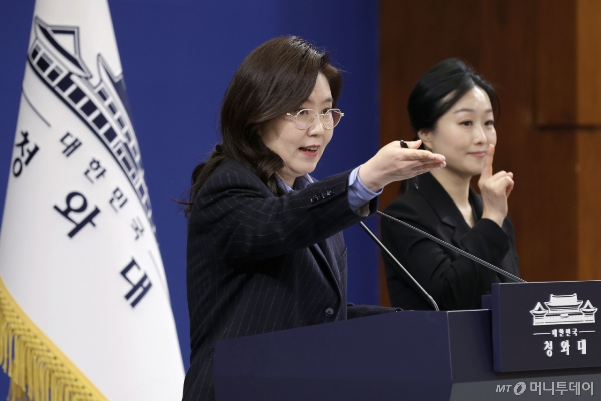 [서울=뉴시스] 최동준 기자 = 강유정 대변인이 2일 청와대에서 인사 관련 브리핑을 마친 뒤 질문을 받고 있다. 2026.02.02. photocdj@newsis.com /사진=최동준