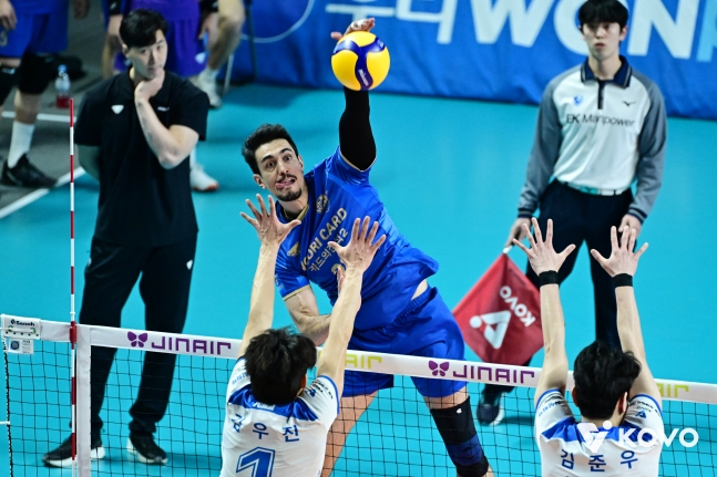 공격을 펼치는 아라우조. /사진=KOVO 제공