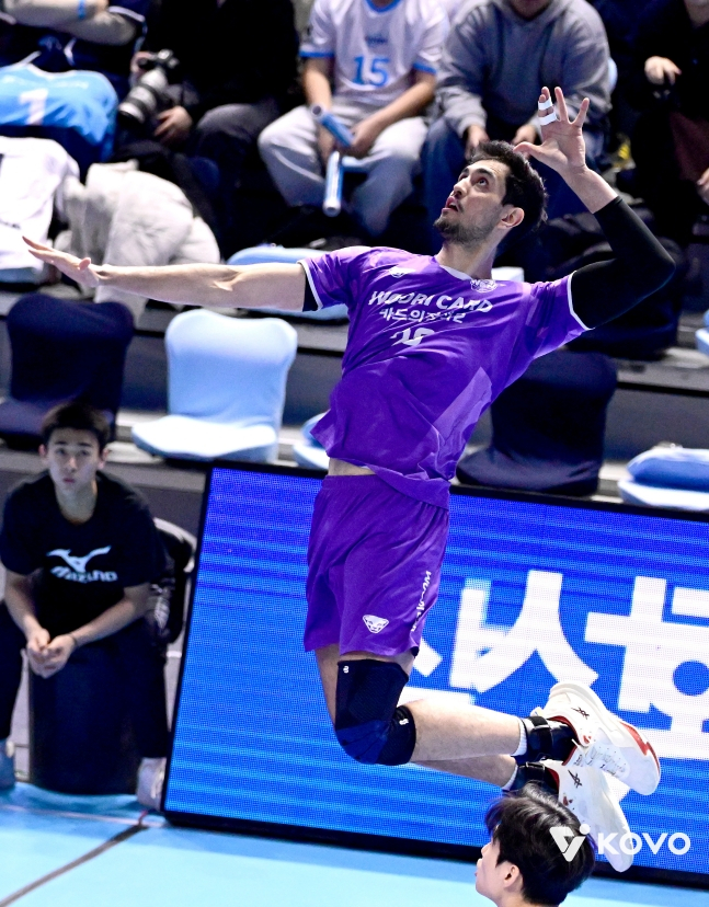 아라우조가 높은 타점에서 스파이크를 날리고 있다. /사진=KOVO 제공