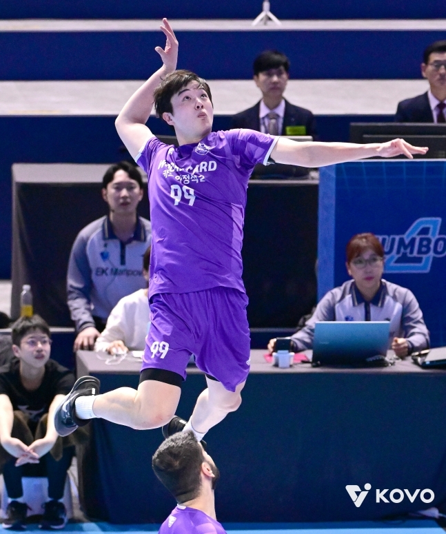 높은 타점의 공격을 펼치고 있는 김지한. /사진=KOVO 제공