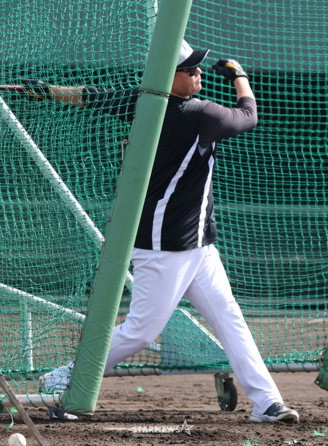 KT 장성우가 지난달 26일 일본 오키나와현 우루마 구시카와 야구장에서 열린 2026 KT 스프링캠프에서 타격 훈련을 하고 있다. /사진=김진경 대기자