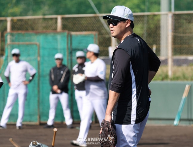 KT 장성우가 지난달 26일 일본 오키나와현 우루마 구시카와 야구장에서 열린 2026 KT 스프링캠프에서 훈련을 하고 있다. /사진=김진경 대기자