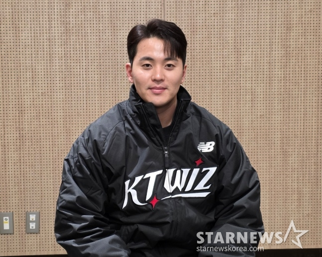 KT 한승택이 지난해 11월 수원컨벤션센터에서 열린 '2025 kt wiz 팬 페스티벌'을 앞두고 취재진과 인터뷰를 가졌다. /사진=김동윤 기자