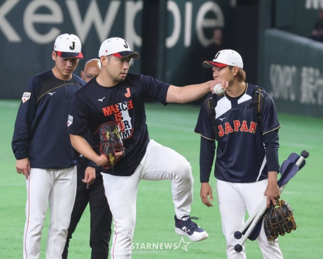 6일 대만전을 앞두고 마운드에서 투구 동작을 하고 있는 기구치. /사진=강영조 선임기자