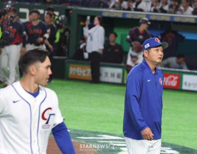 정하오쥐 감독(오른쪽)이 6일 일본전 직후 경기장을 빠져나가고 있다. /사진=강영조 선임기자