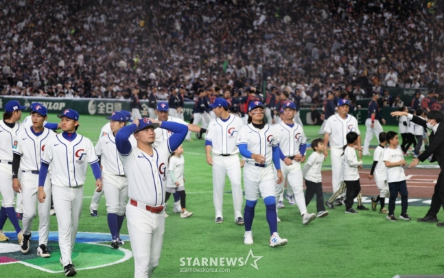 더그아웃으로 들어가고 있는 대만 선수단. /사진=강영조 선임기자