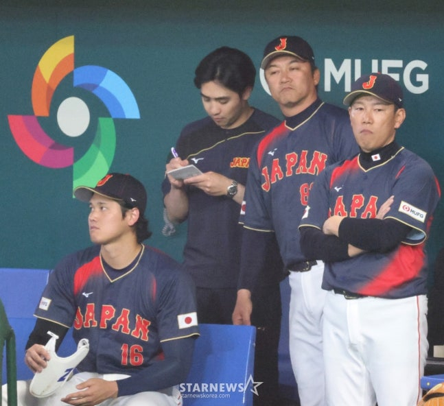 13-0으로 벌어진 경기를 지켜보고 있는 오타니(왼쪽). /사진=강영조 선임기자