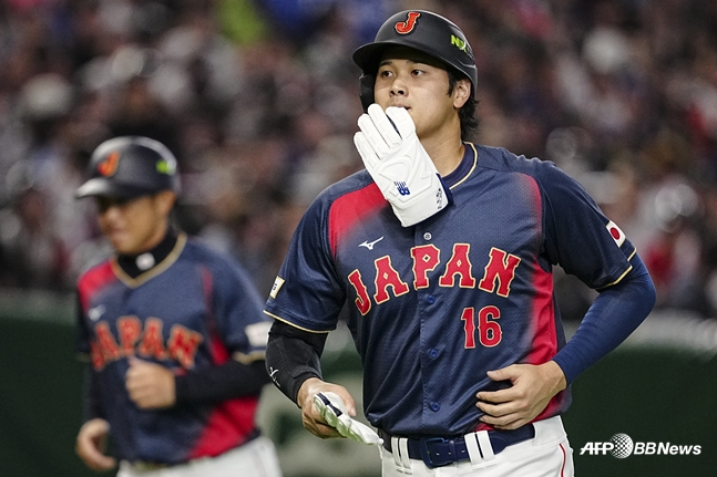 오타니가 더그아웃으로 들어가고 있다. /AFPBBNews=뉴스1