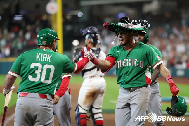 멕시코의 요나단 아란다(오른쪽)이 7일(한국시간) 미국 텍사스주 휴스턴의 다이킨 파크에서 열린 본선 1라운드 B조 경기 8회초 2사 1, 2루에서 좌월 3점 홈런을 치고 세리머니를 하고 있다. /AFPBBNews=뉴스1