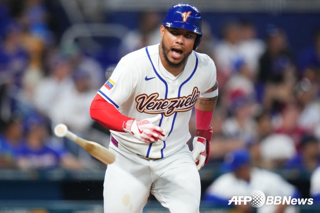 베네수엘라의 윌슨 콘트레라스가 7일(한국시간) 미국 플로리다주 마이애미의 론디포 파크에서 대회 본선 1라운드 D조 네덜란드와 경기 5회말 무사 만루에서 좌전 2타점 적시타를 때려내고 포효했다. /AFPBBNews=뉴스1