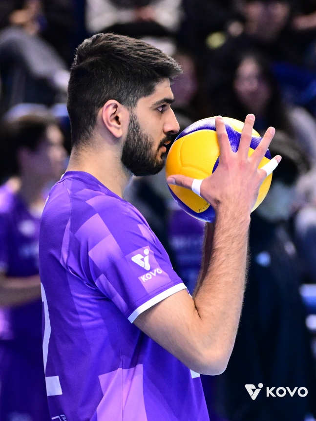 서브를 앞두고 공에 입을 맞추는 알리. /사진=KOVO 제공