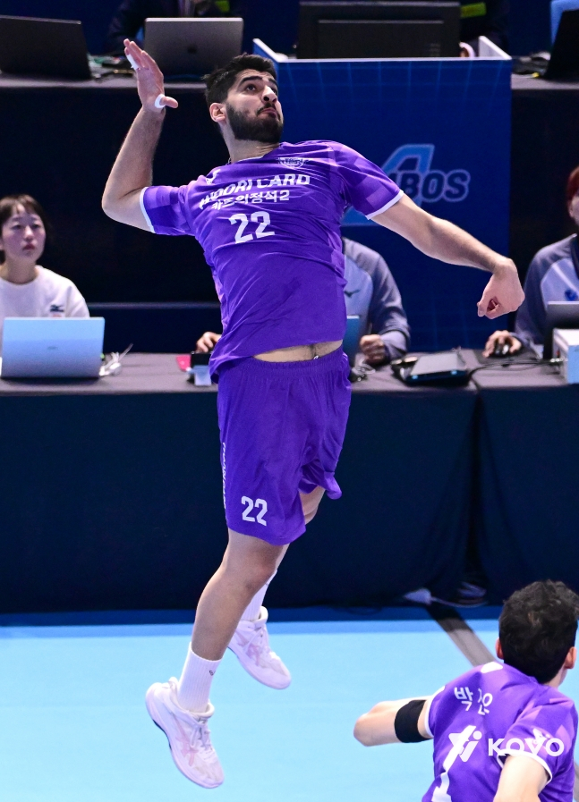 알리가 높은 타점에서 강력한 공격을 시도하고 있다. /사진=KOVO 제공