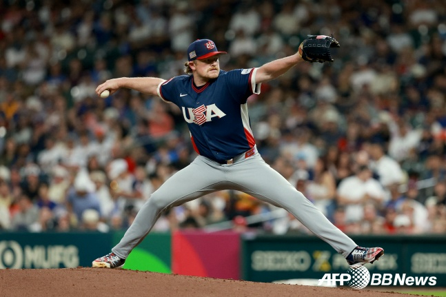 미국 대표팀의 로건 웹이 7일(한국시간) 미국 텍사스주 휴스턴의 다이킨 파크에서 열린 2026 월드베이스볼클래식(WBC) 본선 1라운드 B조 2경기 브라질전에서 역투하고 있다. /AFPBBNews=뉴스1