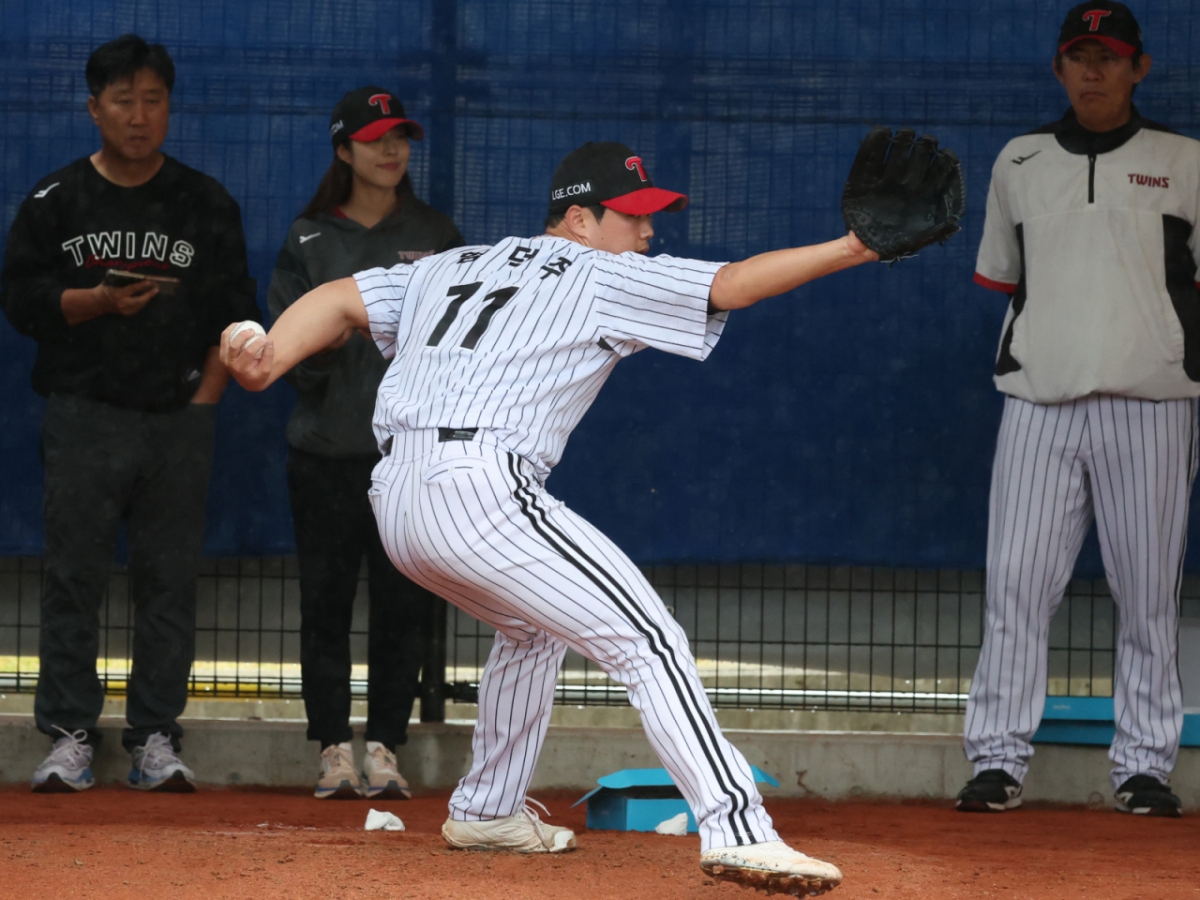 LG 트윈스가 지난 2월 27일 일본 오키나와현 카데나 야구장에서 스프링캠프 일정을 진행했다.  함덕주가 불펜 피칭 훈련을 하고 있다. /사진=김진경 대기자