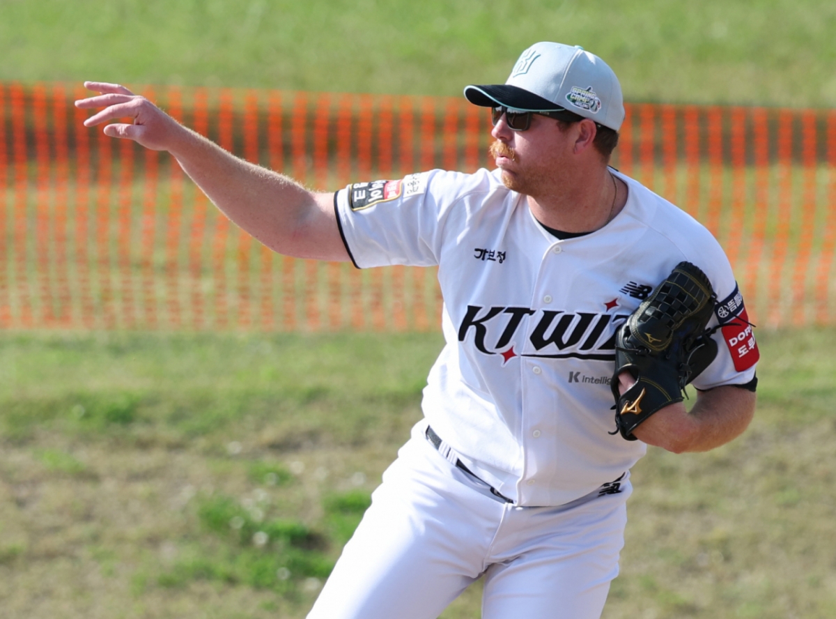 KT 위즈가 지난 2월 26일 일본 오키나와현 우루마 쿠시카와 야구장에서 스프링캠프 일정을 진행했다. 사우어가 피칭 훈련을 하고 있다. /사진=김진경 대기자