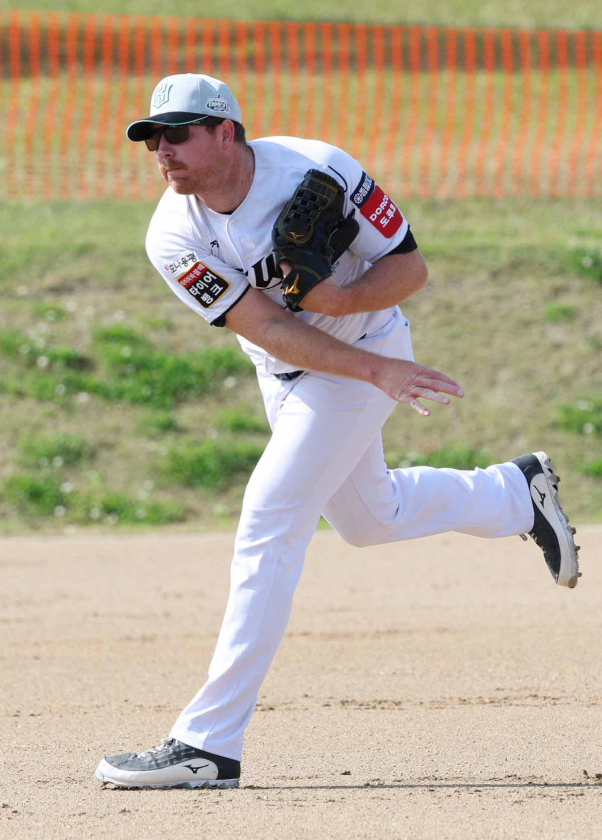 KT 위즈가 지난 2월 26일 일본 오키나와현 우루마 쿠시카와 야구장에서 스프링캠프 일정을 진행했다. 사우어가 피칭 훈련을 하고 있다. /사진=김진경 대기자