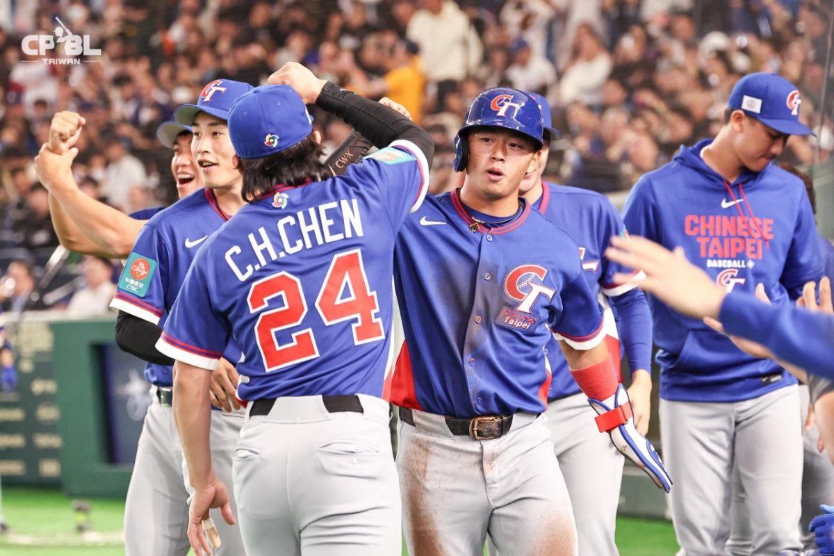 득점에 성공한 정쭝저가 대만 선수들과 하이파이브를 하고 있다. /사진=CPBL 공식 SNS