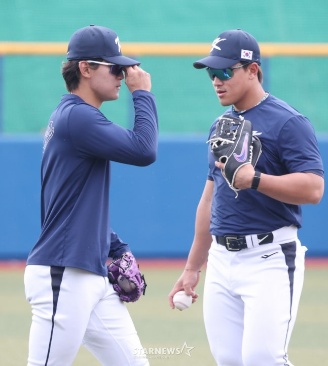 지난 2월 오키나와에서 훈련하는 김도영(왼쪽)과 안현민. /사진=김진경 대기자