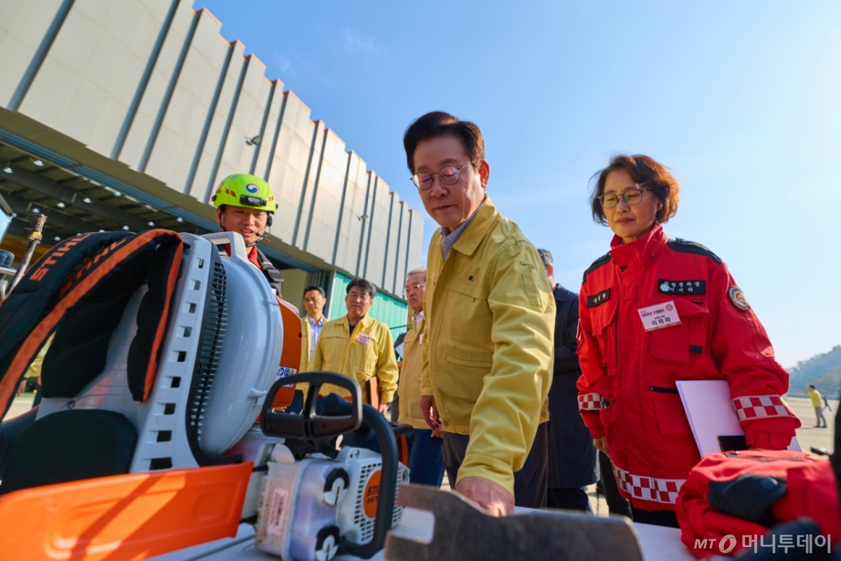 (서울=뉴스1) 이재명 기자 = 이재명 대통령이 6일 강원도 원주시 산림항공본부에서 열린 산불진화 관·군 합동훈련 점검에서 산불진화장비를 시찰하고 있다. (대통령실 제공. 재판매 및 DB 금지)  2025.11.6/뉴스1  Copyright © 뉴스1. All rights reserved. 무단 전재 및 재배포,  AI학습 이용 금지. /사진=(서울=뉴스1) 이재명 기자