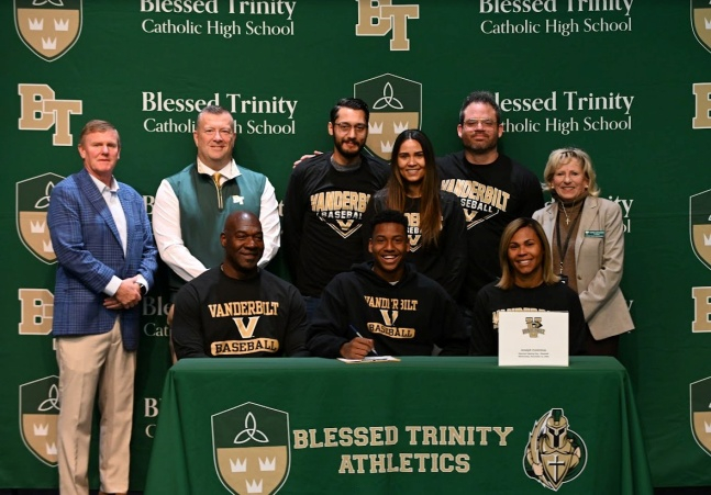 조셉 콘트레라스가 지난해 11월 밴더빌트 대학 진학을 확정짓고 부모님과 기뻐하고 있다. /사진=블레스드 트리니티 가톨릭 고등학교 공식 SNS 갈무리