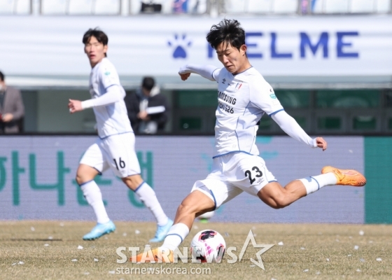 김민우가 슈팅을 시도하고 있다. /사진=김진경 대기자