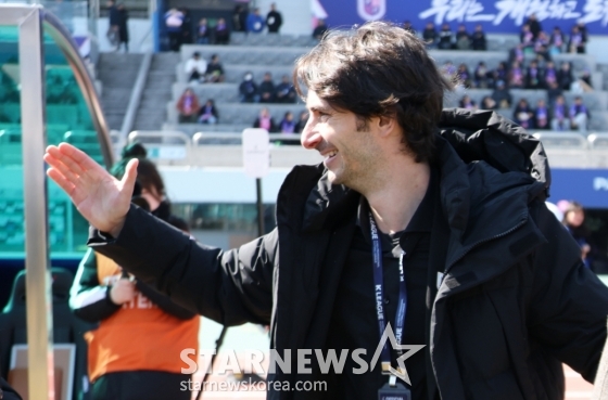 제라드 누스 파주 프런티어 FC 감독. /사진=김진경 대기자