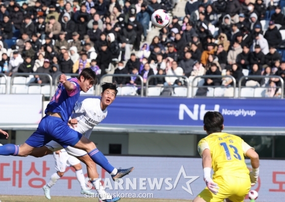 김지현(왼쪽 두 번째)이 헤더를 시도하고 있다. /사진=김진경 대기자