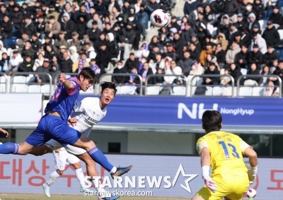 김지현(왼쪽 두 번째)이 헤더를 시도하고 있다. /사진=김진경 대기자