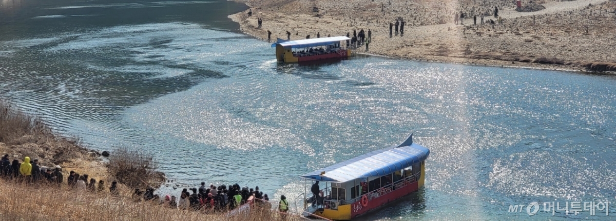 7일 오후 강원 영월군 청령포에 여행객들이 몰려들고 있다. 조선 6대 임금 단종을 다룬 영화 '왕과 사는 남자'(왕사남)의 누적 관객 수가 1000만 명을 넘어선 가운데, 단종 유배지였던 청령포에도 영화 관람객을 비롯한 여러 관광객 몰려들고 있다. /사진=뉴스1