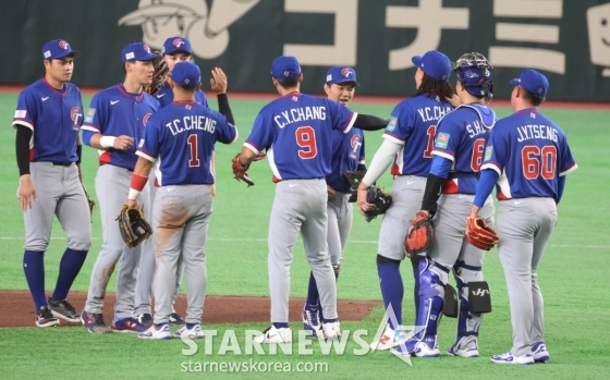 대만 선수들이 7일 도쿄돔에서 열린 2026WBC 도쿄POOL 대만과 체코 경기에서 콜드케임 승을 거둔 후 그라운드를 나서고 있다. /사진=강영조 선임기자