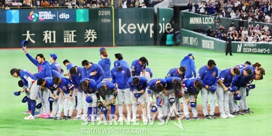 대만 선수들이 7일 도쿄돔에서 열린 2026WBC 도쿄POOL 대만과 체코 경기에서 콜드케임 승을 거둔 후 그라운드를 나서고 있다. /사진=강영조 선임기자