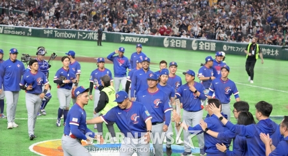 대만 선수들이 7일 도쿄돔에서 열린 2026WBC 도쿄POOL 대만과 체코 경기에서 콜드케임 승을 거둔 후 그라운드를 나서고 있다. /사진=강영조 선임기자