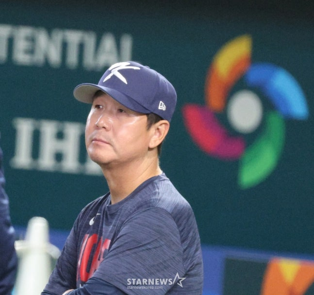 훈련을 지켜보고 있는 류지현 감독. /사진=강영조 선임기자