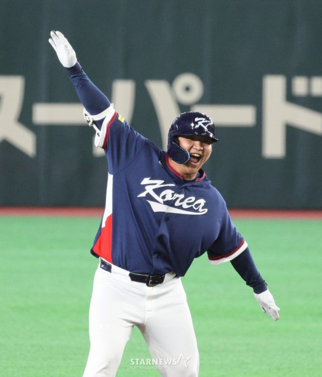 세리머니를 하는 문보경. /사진=강영조 선임기자