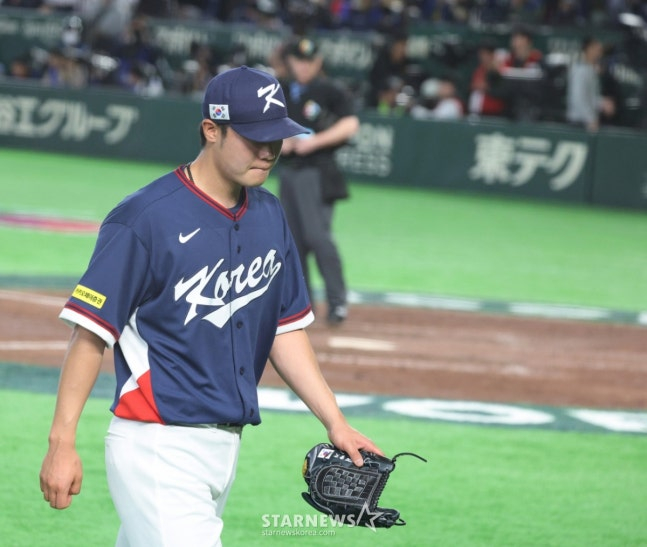 아쉽게 마운드에서 내려가는 김영규. /사진=강영조 선임기자