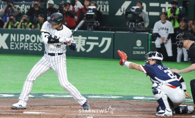 1회 타격하는 오타니. /사진=강영조 선임기자