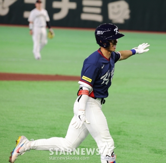 한국 9번타자 김혜성이 7일 도쿄돔에서 열린 2026WBC 도쿄POOL 대한민국과 일본의 경기 4회초 1사 1루에서 동점 투런홈런을 터트린 후 홈인하고 있다. /사진=강영조 선임기자