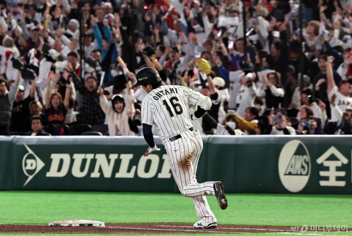 (도쿄=뉴스1) 구윤성 기자 = 7일 오후 일본 도쿄돔에서 열린 2026 월드베이스볼클래식 C조 조별리그 대한민국과 일본의 경기. 3회말 1사 주자 없는 상황때 일본의 오타니 쇼헤이가 고영표를 상대로 동점 솔로홈런을 친 뒤 그라운드를 돌고 있다. 2026.3.7/뉴스1  Copyright © 뉴스1. All rights reserved. 무단 전재 및 재배포,  AI학습 이용 금지. /사진=(도쿄=뉴스1) 구윤성 기자