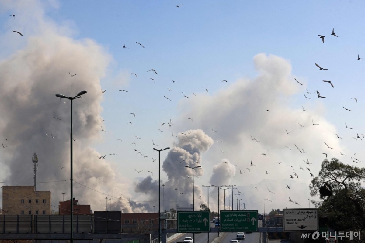 (테헤란 AFP=뉴스1) 최종일 선임기자 = 5일(현지시간) 이스라엘의 공습 이후 이란 테헤란에서 연기가 치솟고 있다. 2026.03.05  ⓒ AFP=뉴스1  Copyright © 뉴스1. All rights reserved. 무단 전재 및 재배포,  AI학습 이용 금지. /사진=(테헤란 AFP=뉴스1) 최종일 선임기자