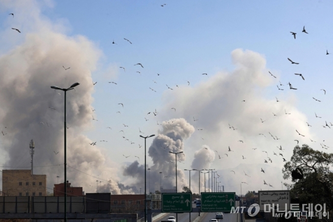 (테헤란 AFP=뉴스1) 최종일 선임기자 = 5일(현지시간) 이스라엘의 공습 이후 이란 테헤란에서 연기가 치솟고 있다. 2026.03.05  ⓒ AFP=뉴스1  Copyright © 뉴스1. All rights reserved. 무단 전재 및 재배포,  AI학습 이용 금지. /사진=(테헤란 AFP=뉴스1) 최종일 선임기자
