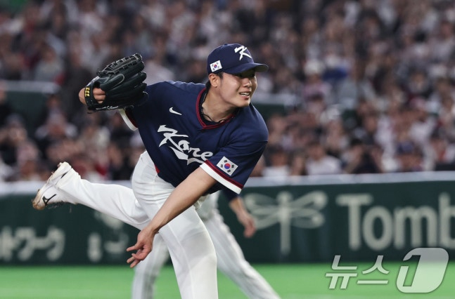 7일 오후 일본 도쿄돔에서 열린 2026 월드베이스볼클래식 C조 조별리그 대한민국과 일본의 경기. 대한민국 투수 김영규가 7회말 역투하고 있다. /사진=뉴스1